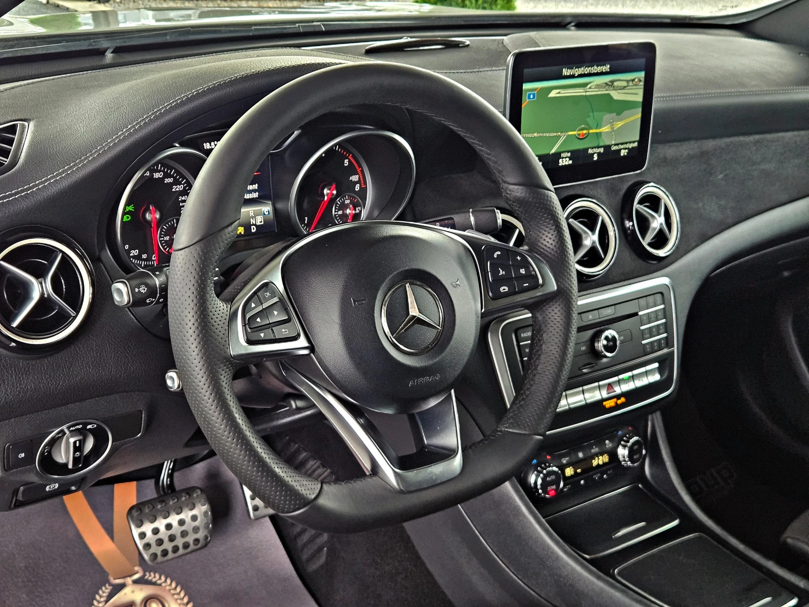 Mercedes-Benz GLA 220 AMG/GERMANY/PANORAMA/CAMERA/ПОДГРЕВ/KEYLESS GO/LIZ, снимка 11 - Автомобили и джипове - 56270545