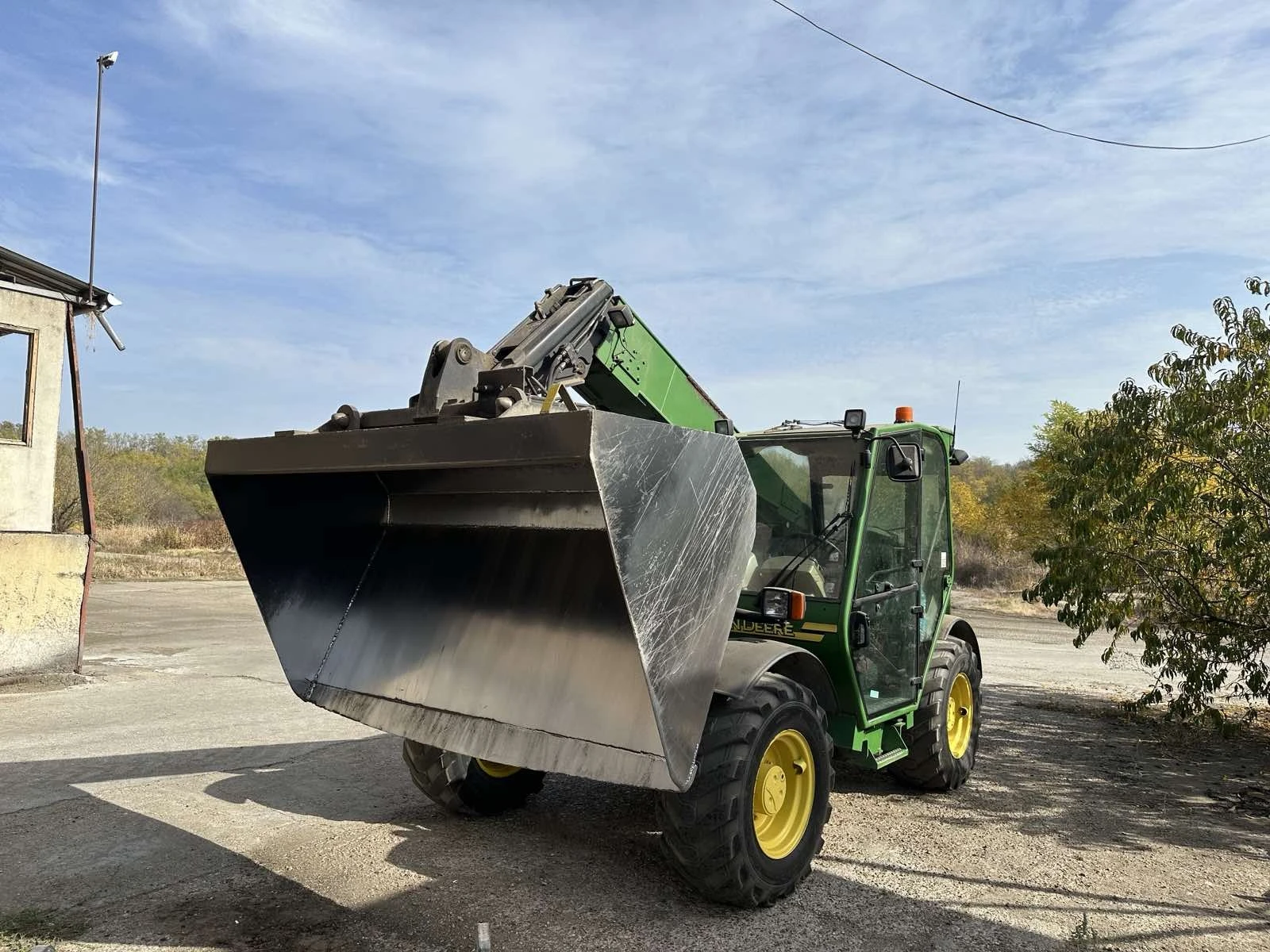 Телескопичен товарач John Deere 3200 - изображение 3