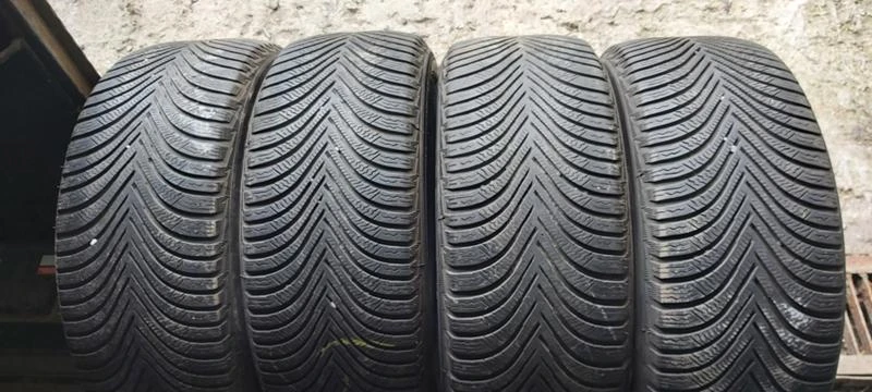 Гуми Зимни 215/55R17, снимка 1 - Гуми и джанти - 35123087