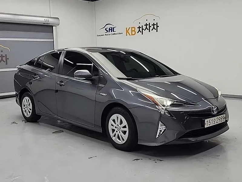 Toyota Prius 1.8 E, снимка 4 - Автомобили и джипове - 54959126