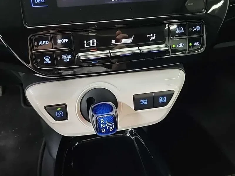 Toyota Prius 1.8 E, снимка 8 - Автомобили и джипове - 54959126