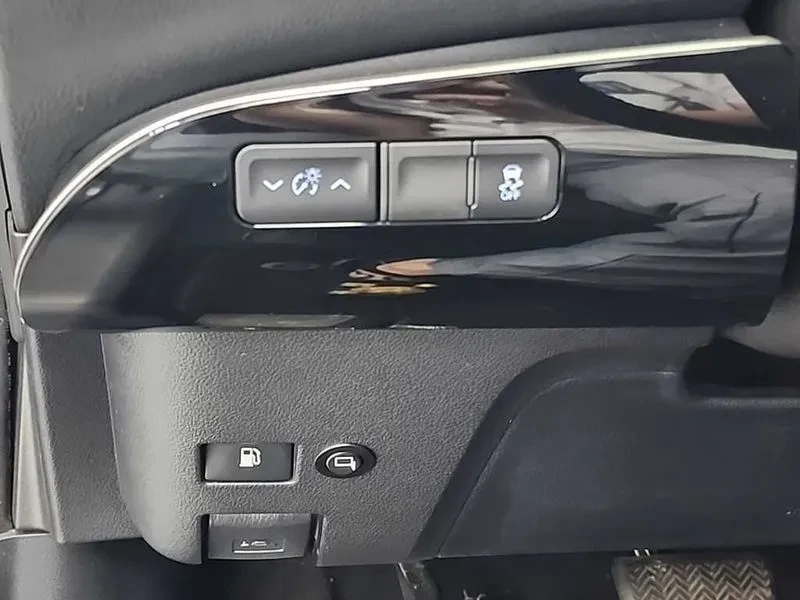 Toyota Prius 1.8 E, снимка 16 - Автомобили и джипове - 54959126