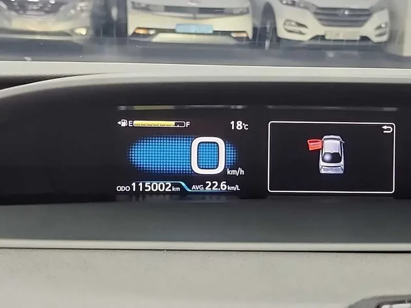 Toyota Prius 1.8 E, снимка 6 - Автомобили и джипове - 54959126