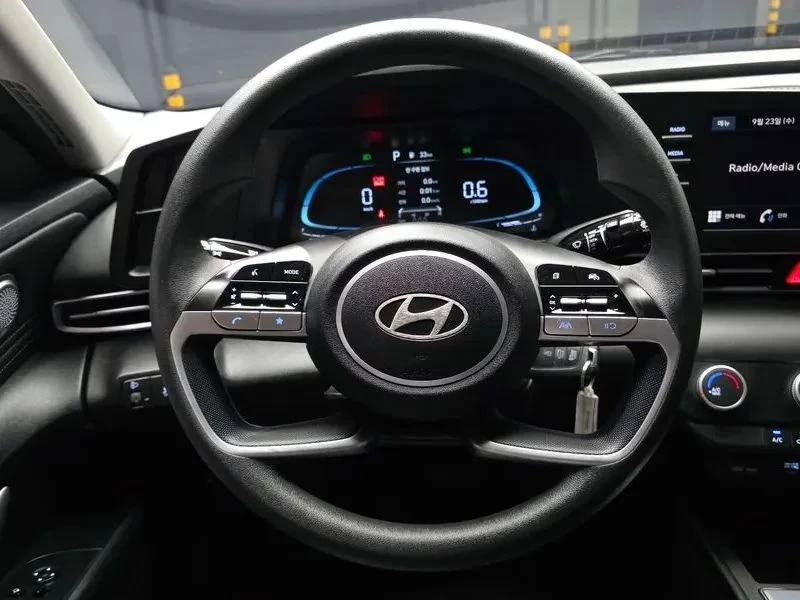 Hyundai Elantra, снимка 12 - Автомобили и джипове - 56726837