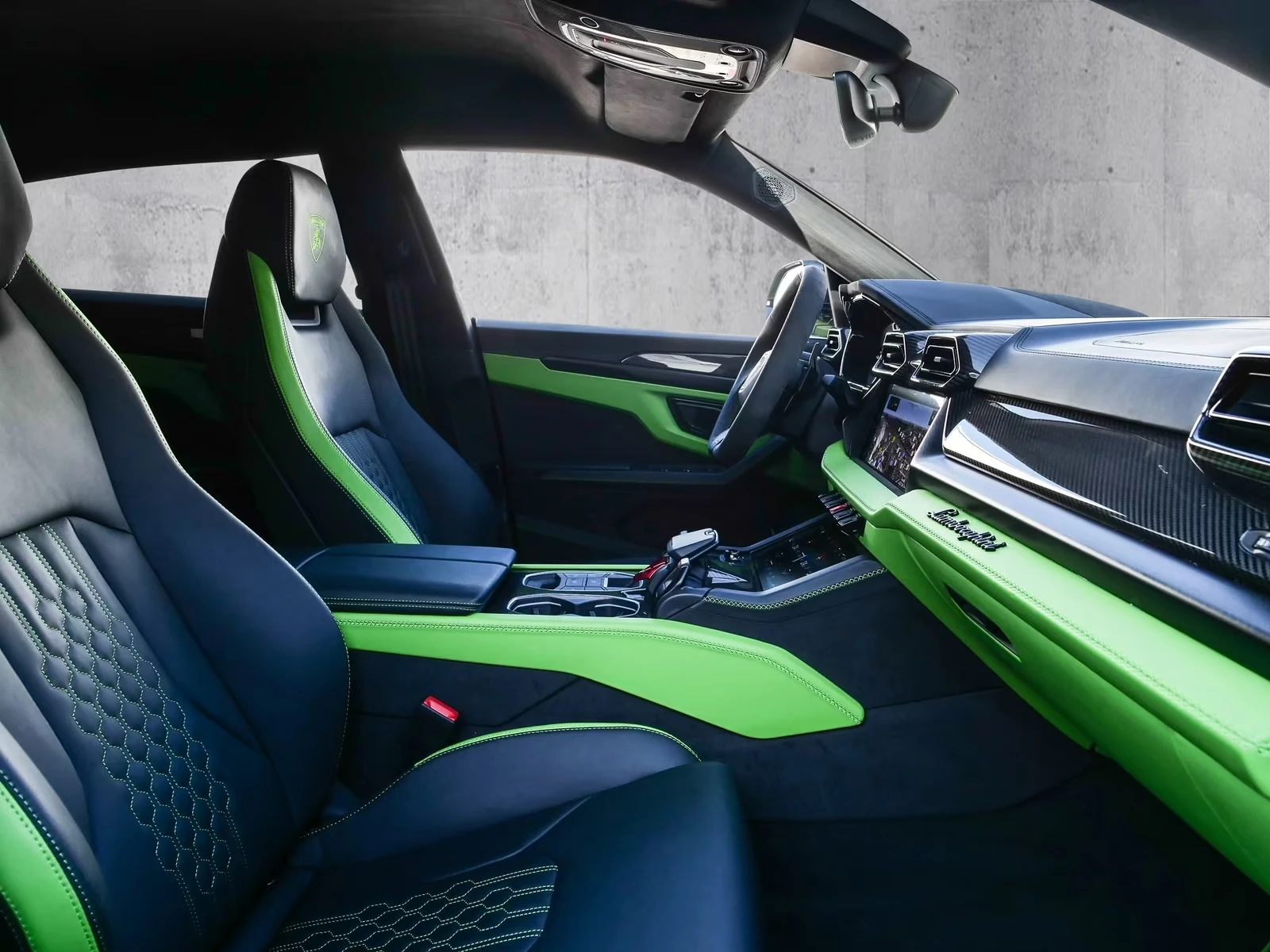 Lamborghini Urus SE HYBRID B&O STYLE CARBON , снимка 13 - Автомобили и джипове - 54543344