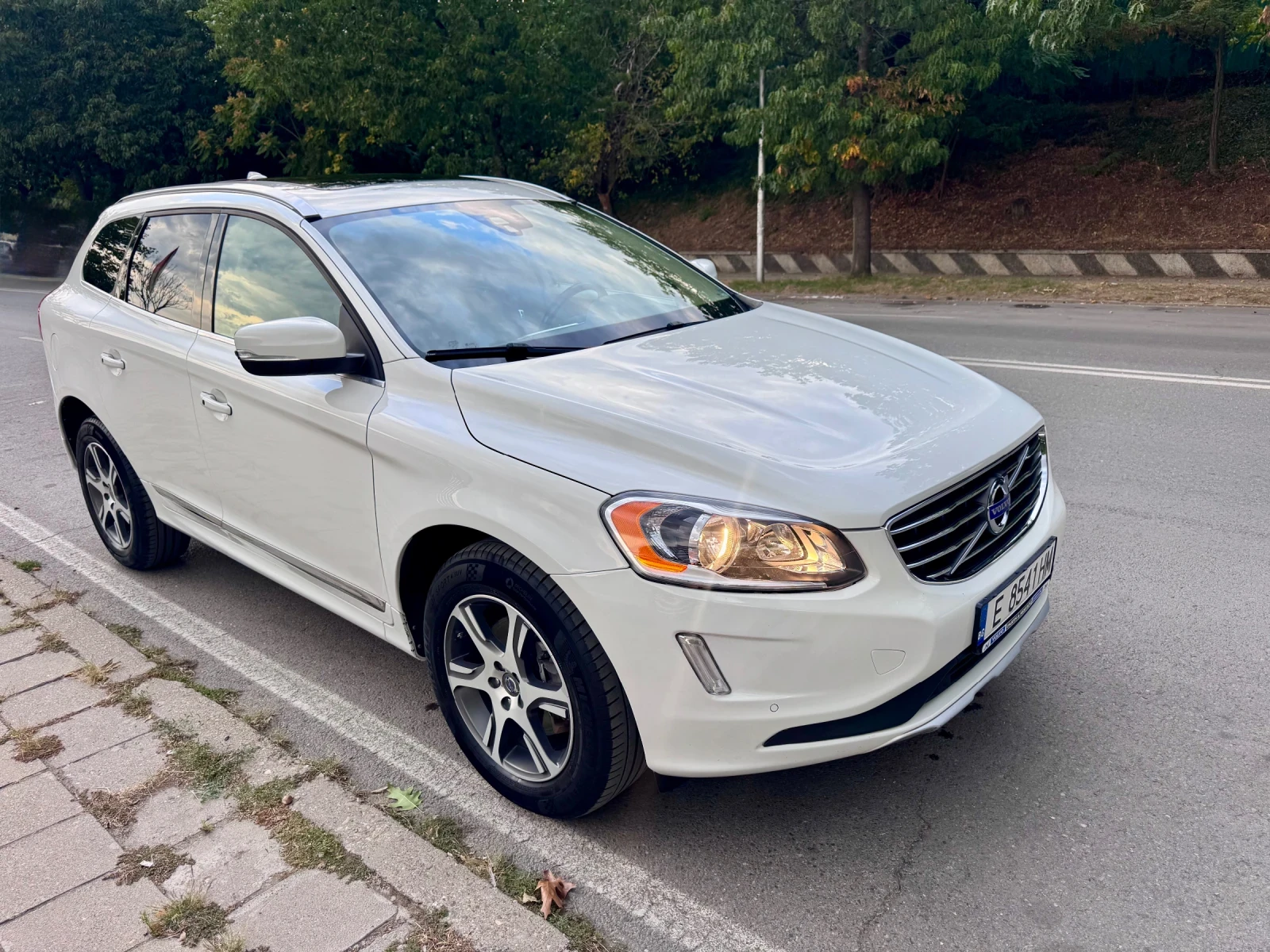 Volvo XC60 3.0 T6 AWD Facelift , снимка 3 - Автомобили и джипове - 56155969