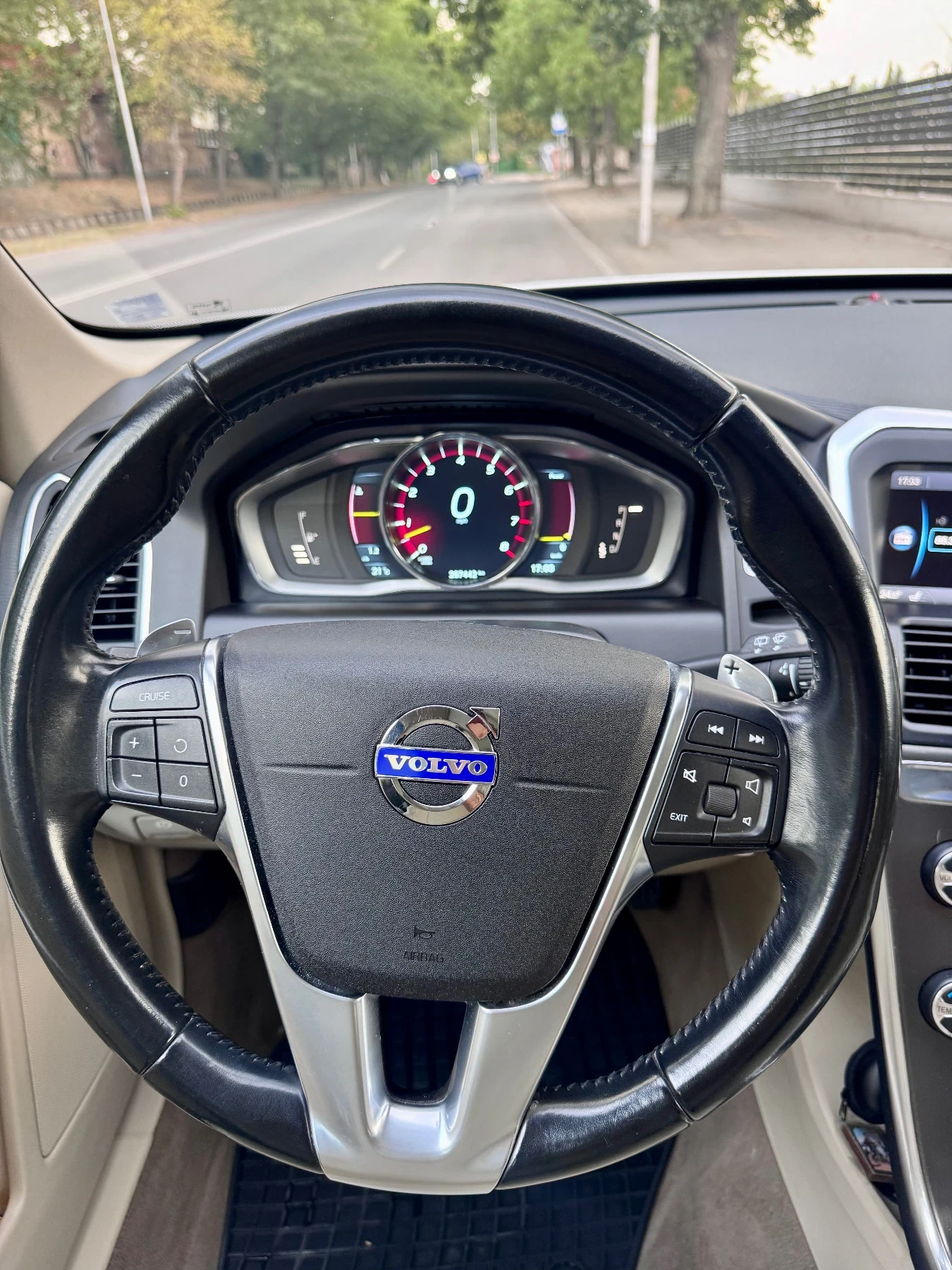 Volvo XC60 3.0 T6 AWD Facelift , снимка 11 - Автомобили и джипове - 56155969
