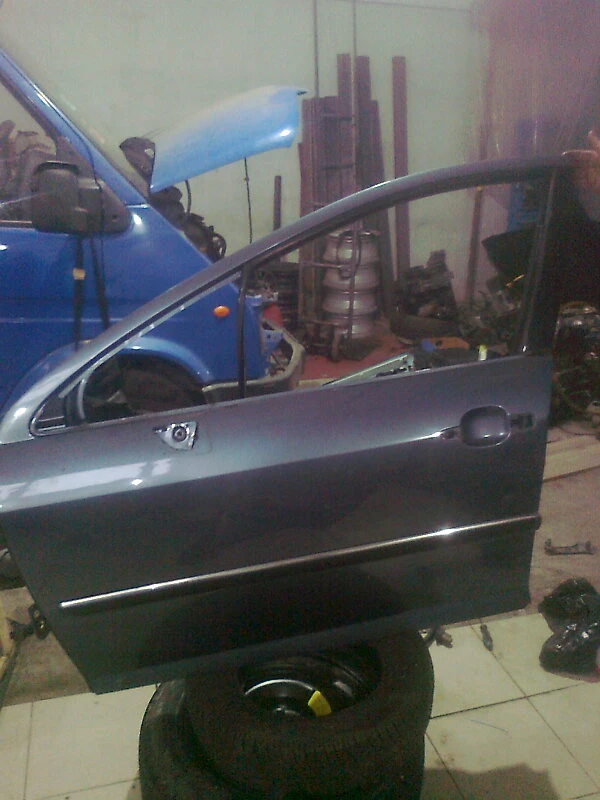 врата лява предна за пежо 407 (тъмно сива)