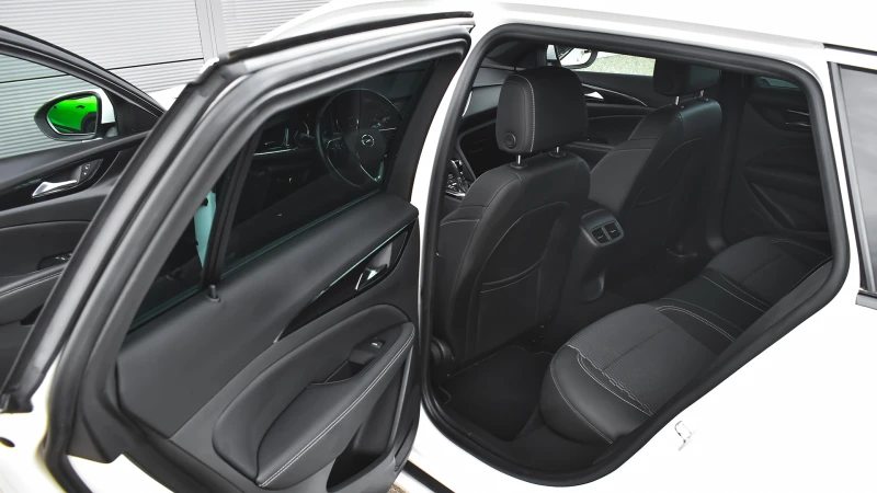 Opel Insignia Sports Tourer 2.0d OPC Line 4x4 Automatic, снимка 9 - Автомобили и джипове - 51498853