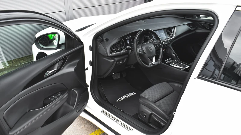 Opel Insignia Sports Tourer 2.0d OPC Line 4x4 Automatic, снимка 8 - Автомобили и джипове - 51498853