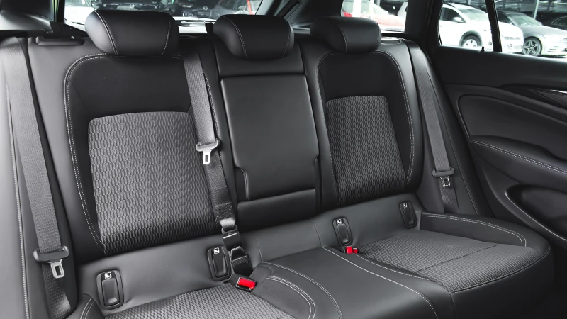 Opel Insignia Sports Tourer 2.0d OPC Line 4x4 Automatic, снимка 11 - Автомобили и джипове - 51498853