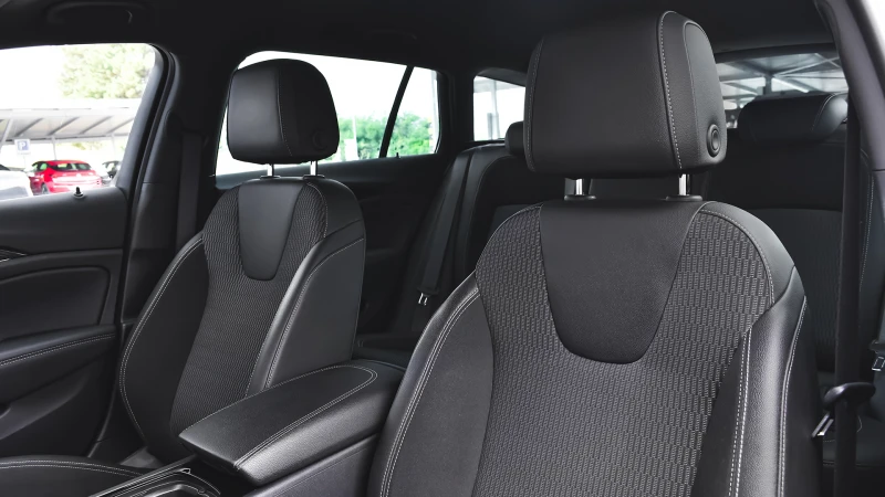 Opel Insignia Sports Tourer 2.0d OPC Line 4x4 Automatic, снимка 10 - Автомобили и джипове - 51498853