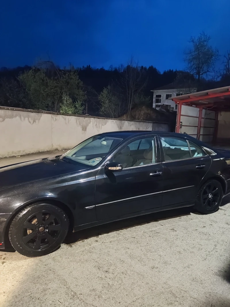 Mercedes-Benz E 220, снимка 2 - Автомобили и джипове - 53027749