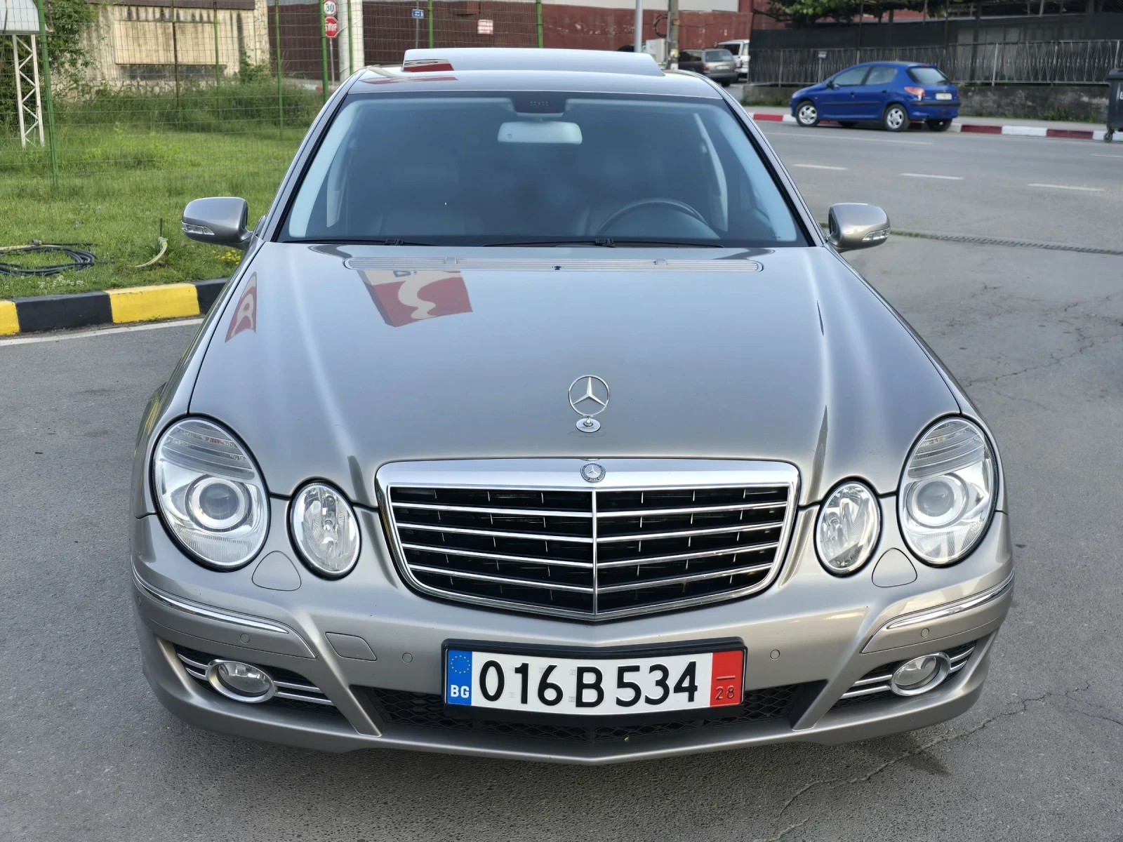 Mercedes-Benz E 220 Колата не различима от Нова - изображение 5