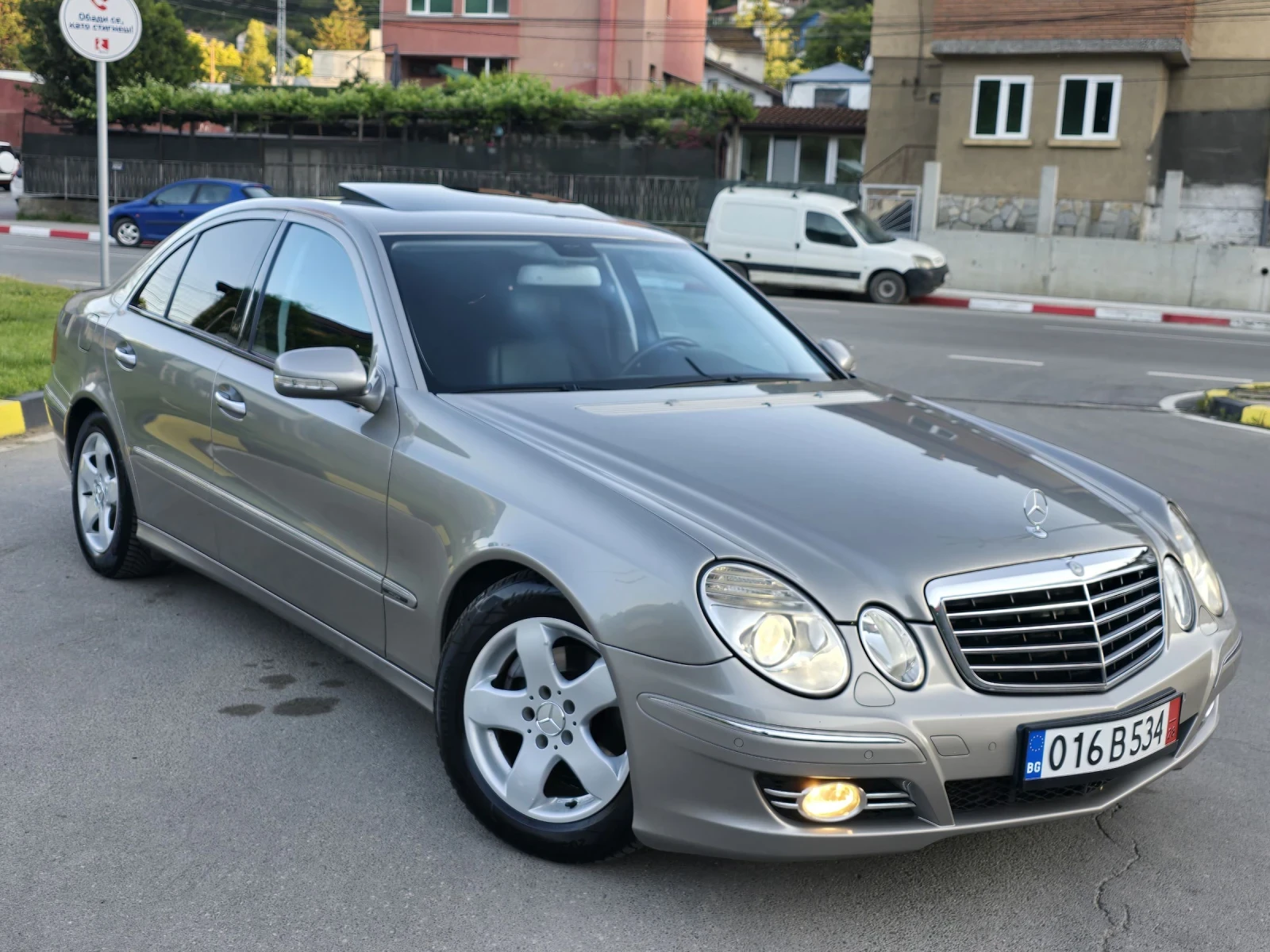 Mercedes-Benz E 220 Колата не различима от Нова - изображение 7