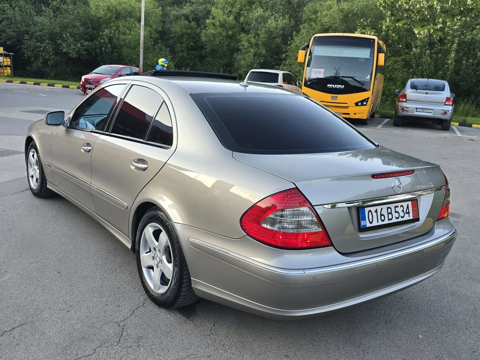 Mercedes-Benz E 220 Колата не различима от Нова - изображение 9