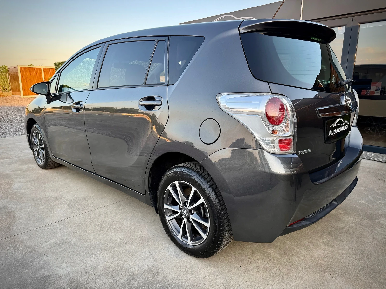 Toyota Verso 1.6 VALVEMATIC* CAMERA* 6+ 1, снимка 3 - Автомобили и джипове - 54692569
