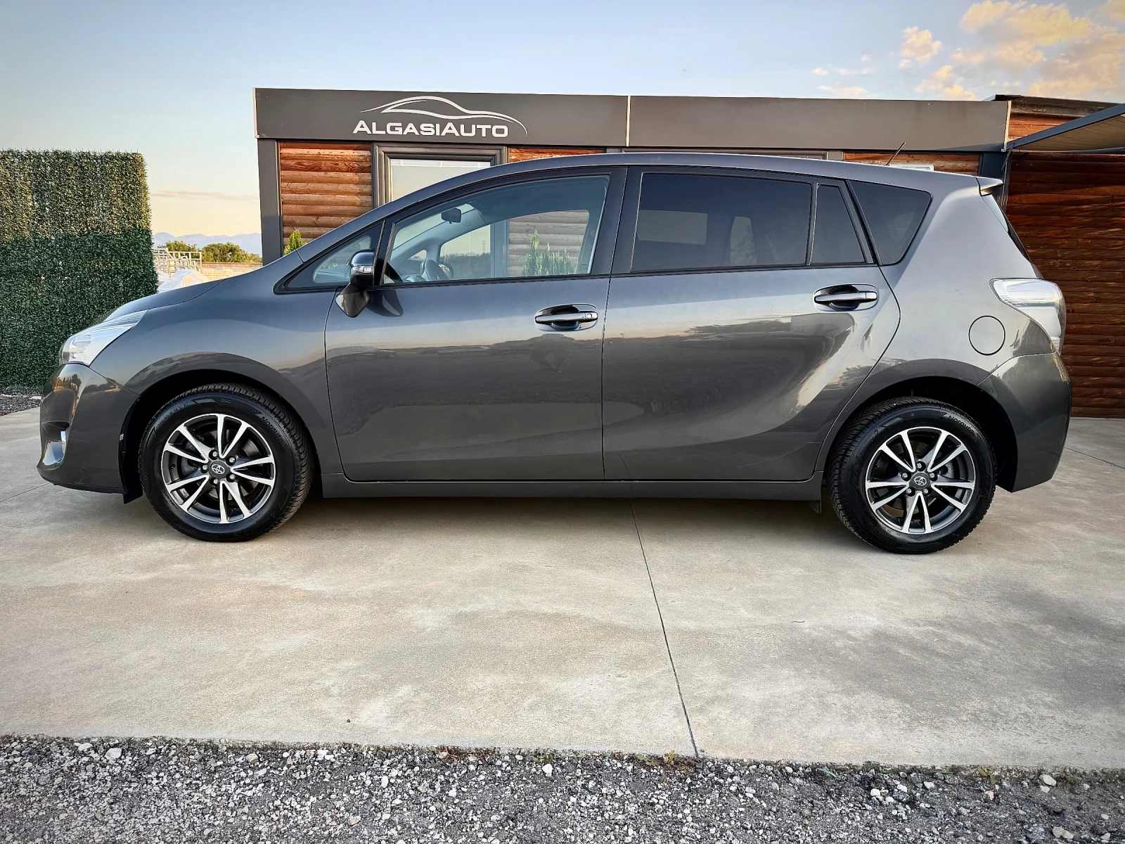 Toyota Verso 1.6 VALVEMATIC* CAMERA* 6+ 1, снимка 2 - Автомобили и джипове - 54692569
