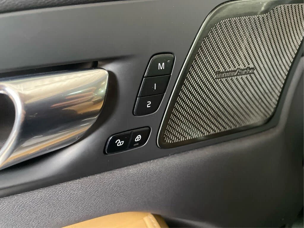 Volvo XC60 T8 Recharge Inscription eAWD/Harman Kardon/360/ОБД, снимка 14 - Автомобили и джипове - 56202823