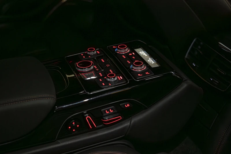 Audi S8 PLUS/Bang&Olufsen/RSE/HuD/Камера/, снимка 11 - Автомобили и джипове - 49449915