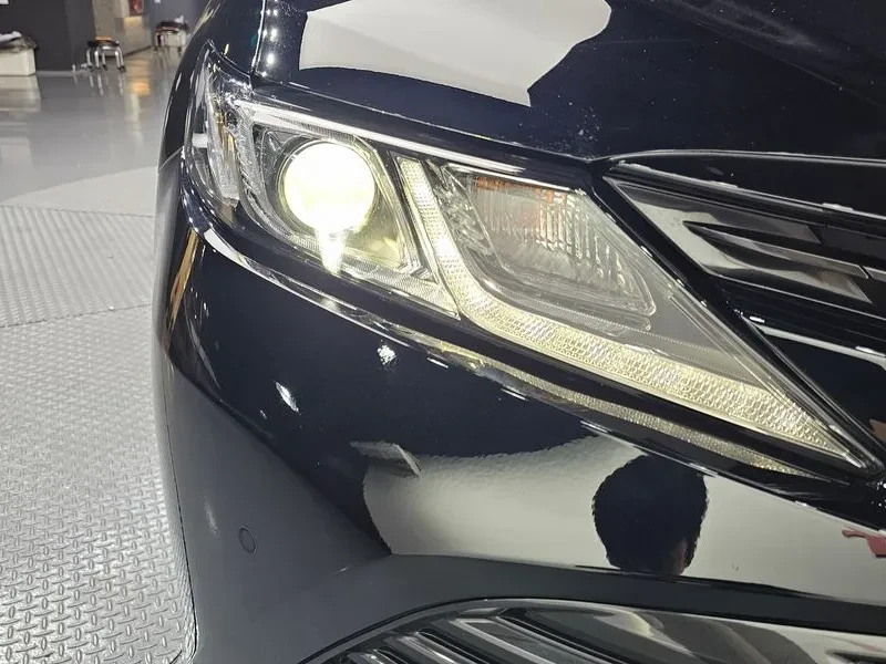 Toyota Camry XV70 2.5 LE Hybrid, снимка 14 - Автомобили и джипове - 55622028
