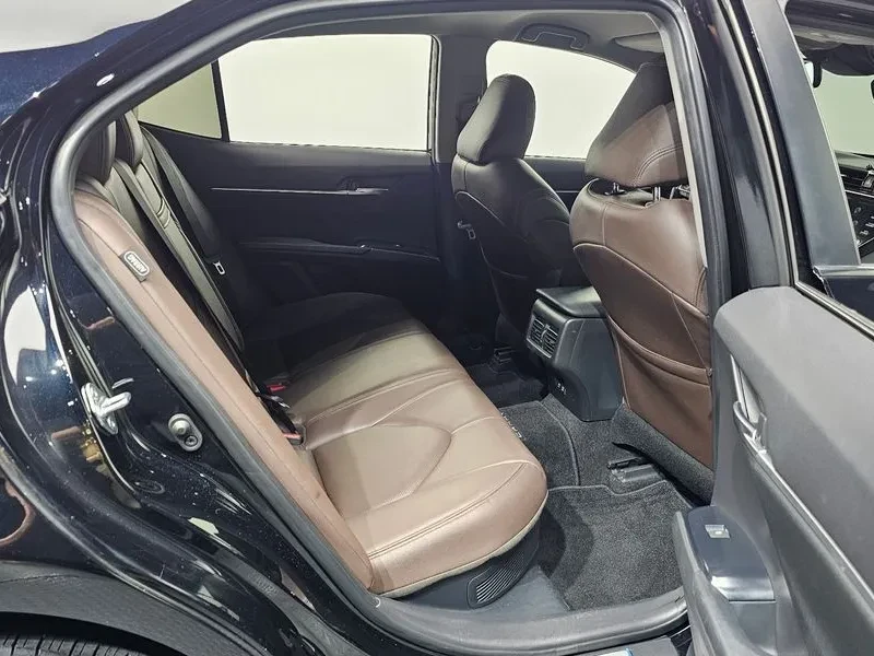 Toyota Camry XV70 2.5 LE Hybrid, снимка 10 - Автомобили и джипове - 55622028