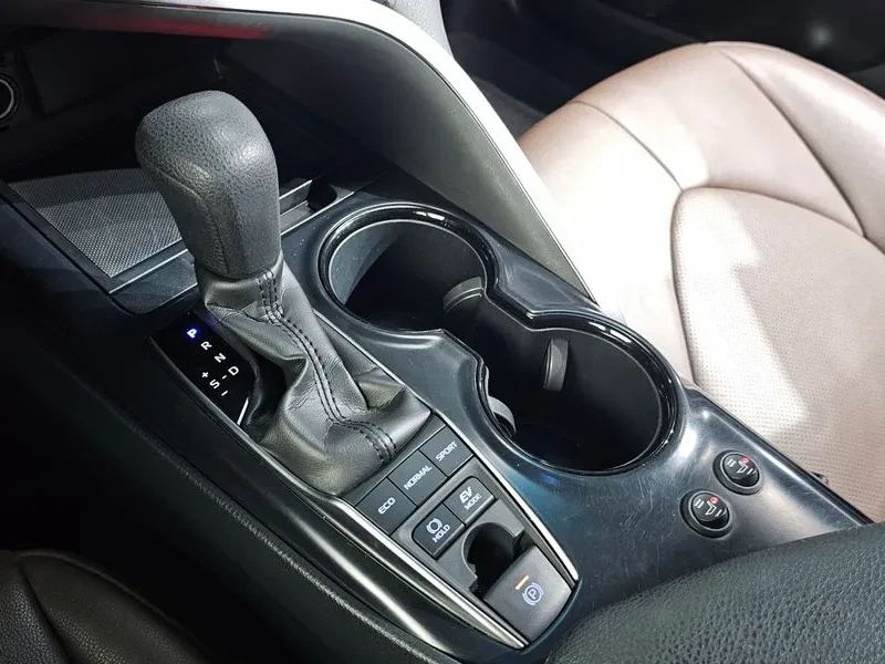 Toyota Camry XV70 2.5 LE Hybrid, снимка 8 - Автомобили и джипове - 55622028