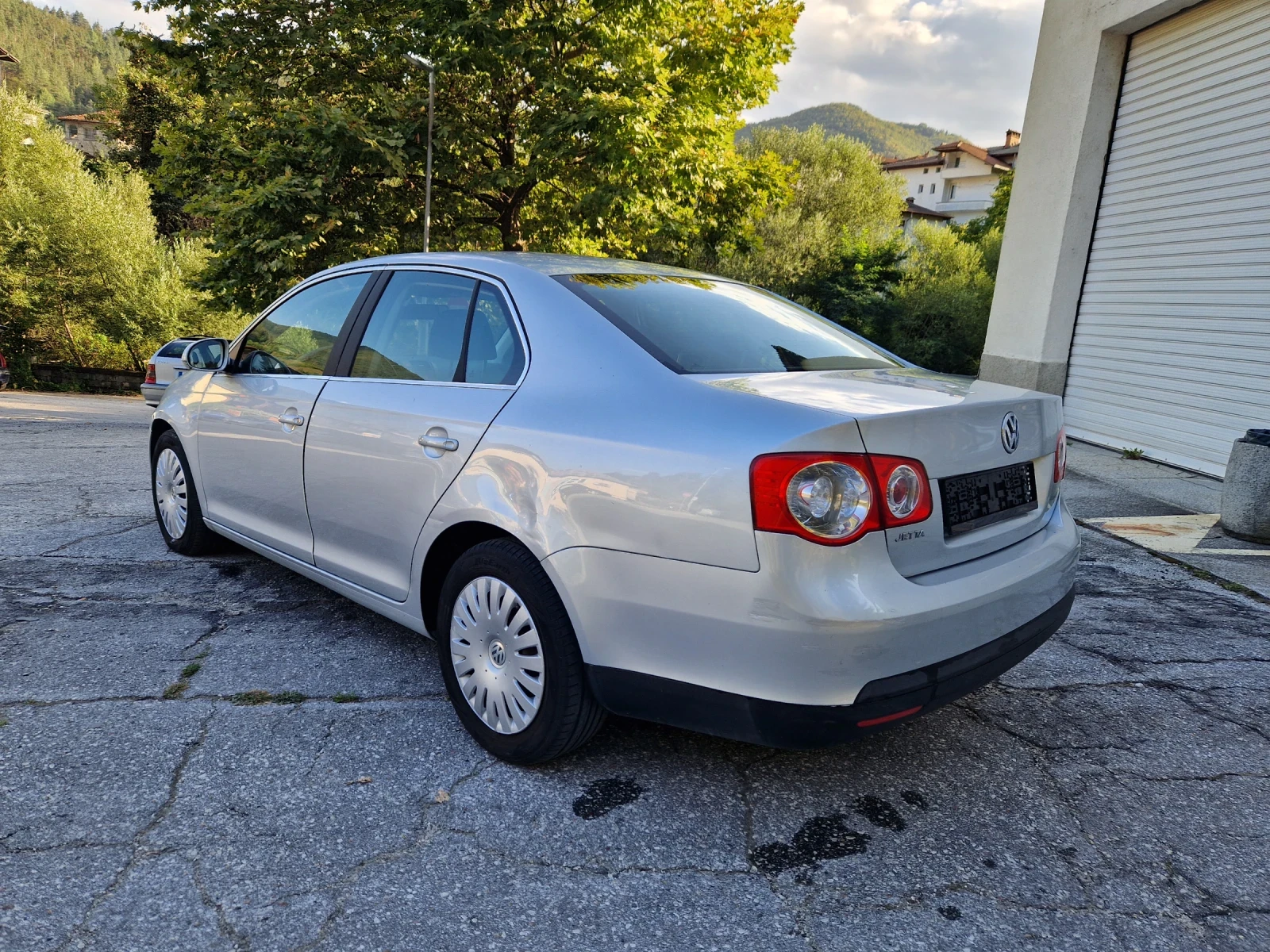 VW Jetta 1.6i-102к.с mpi - изображение 4