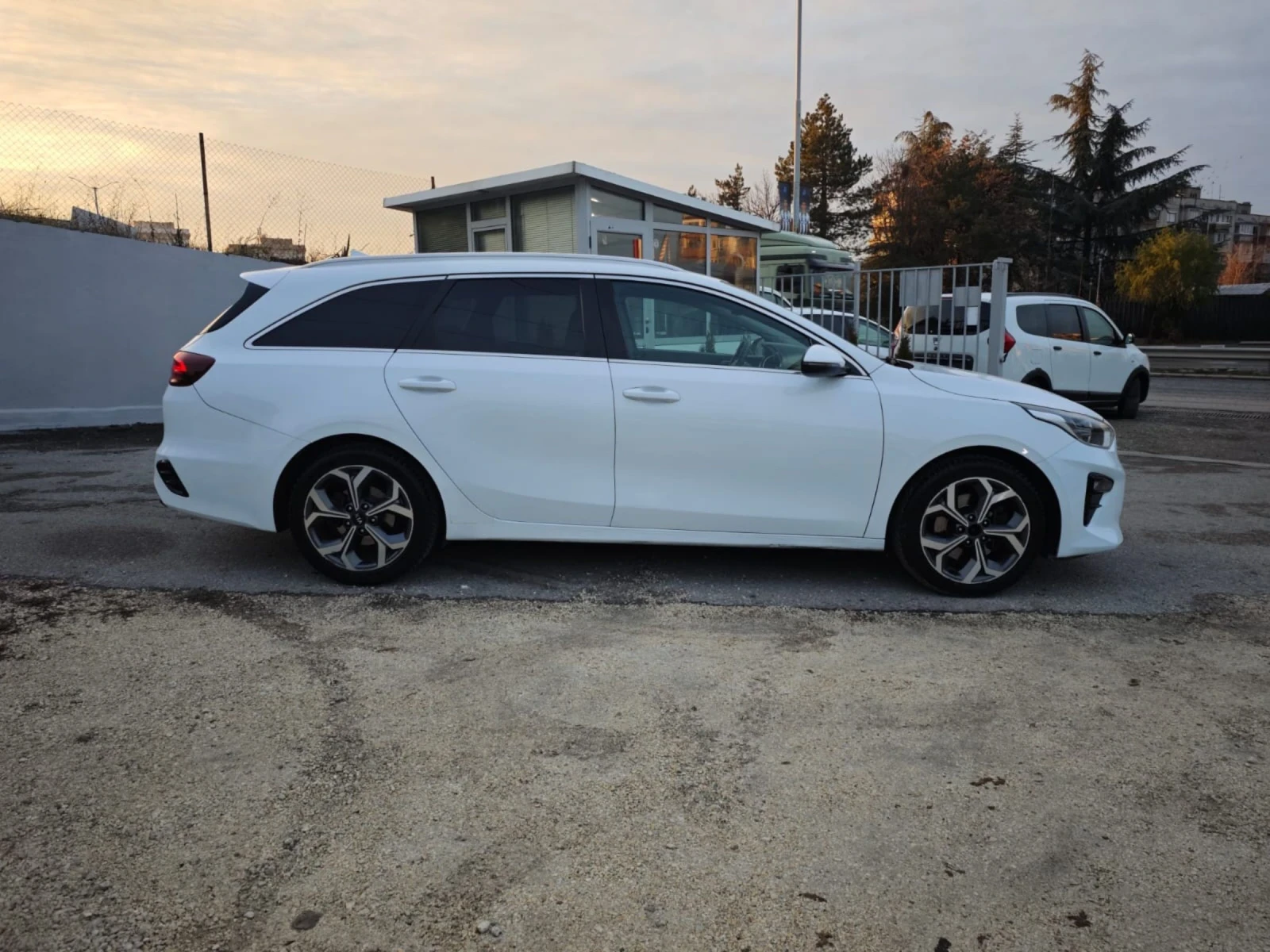 Kia Ceed 1.6CRDI* КОЖА* ГОЛЯМА МУЛТИМЕДИЯ. ОТЛИЧЕН - изображение 5