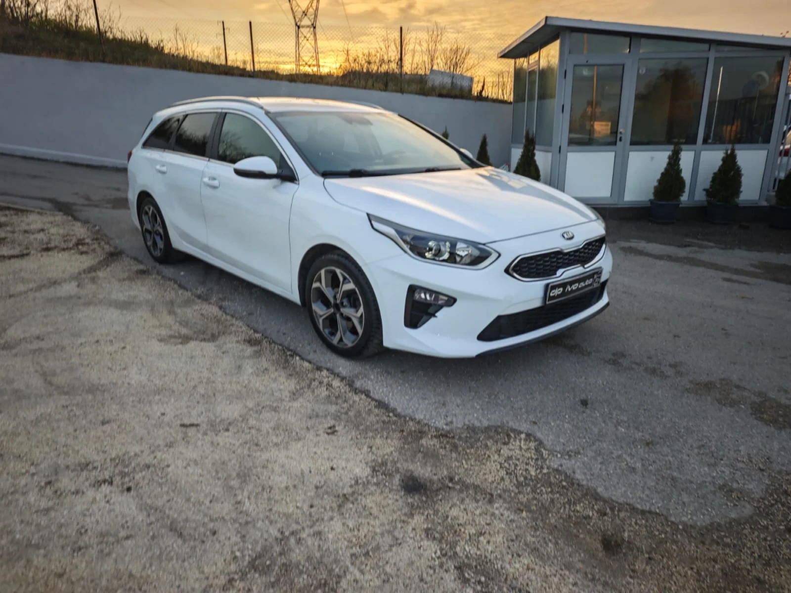 Kia Ceed 1.6CRDI* КОЖА* ГОЛЯМА МУЛТИМЕДИЯ. ОТЛИЧЕН - изображение 6