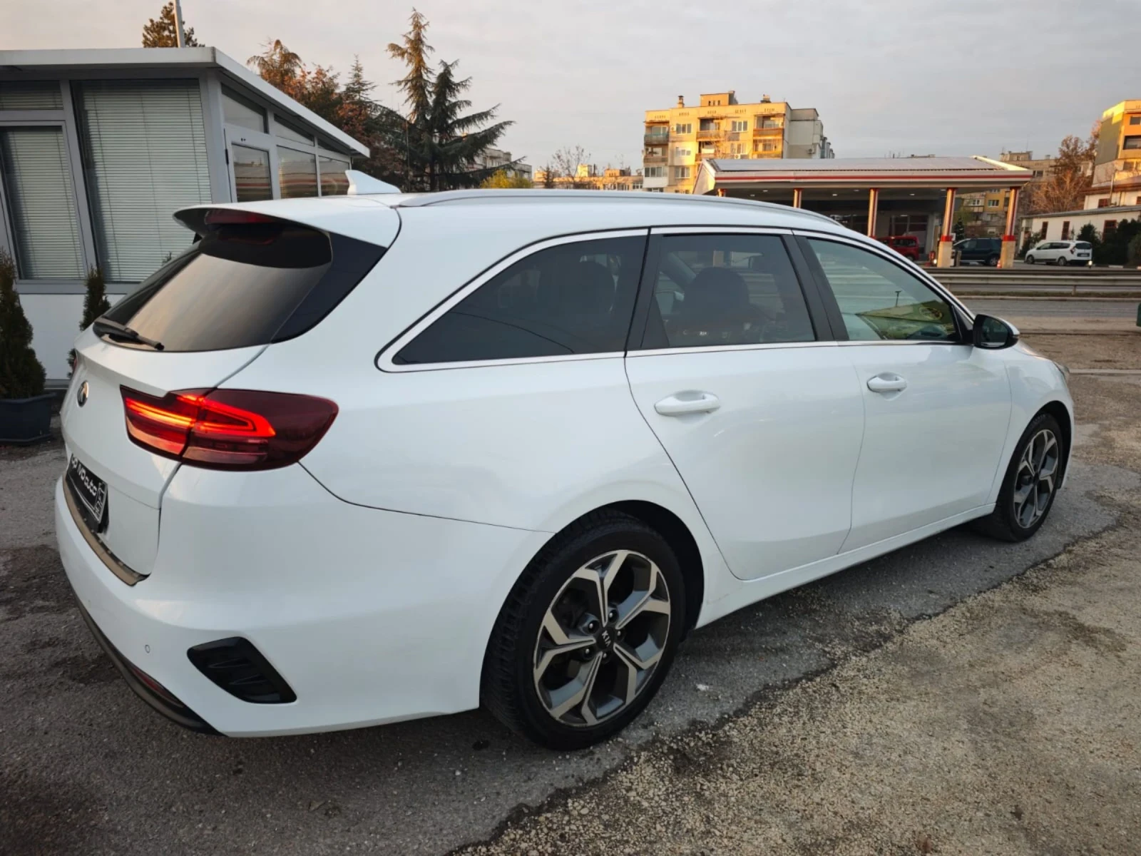 Kia Ceed 1.6CRDI* КОЖА* ГОЛЯМА МУЛТИМЕДИЯ. ОТЛИЧЕН - изображение 3