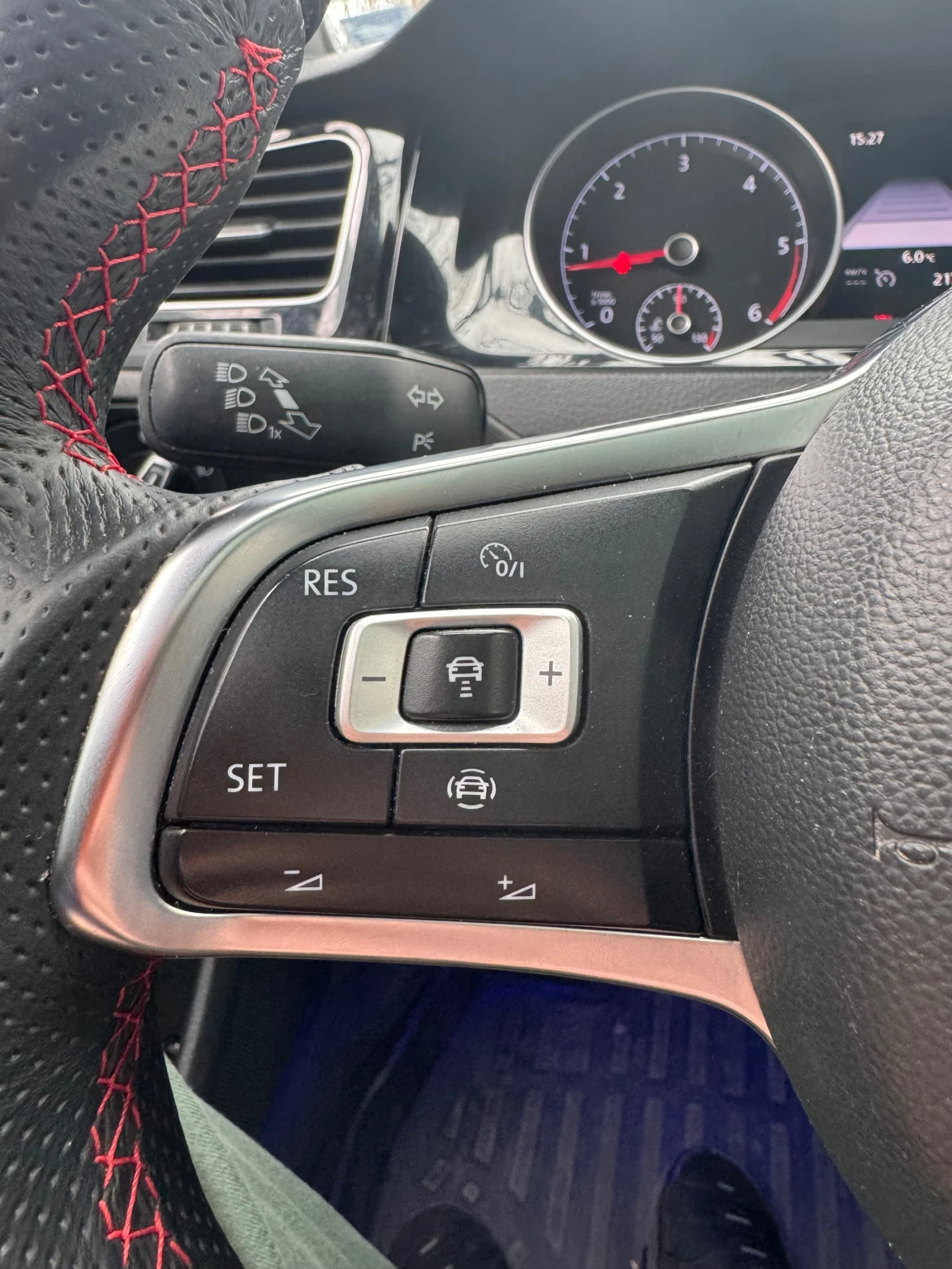 VW Golf 7.5 R-Line | Панорама | Keyless | LED | , снимка 15 - Автомобили и джипове - 53902328