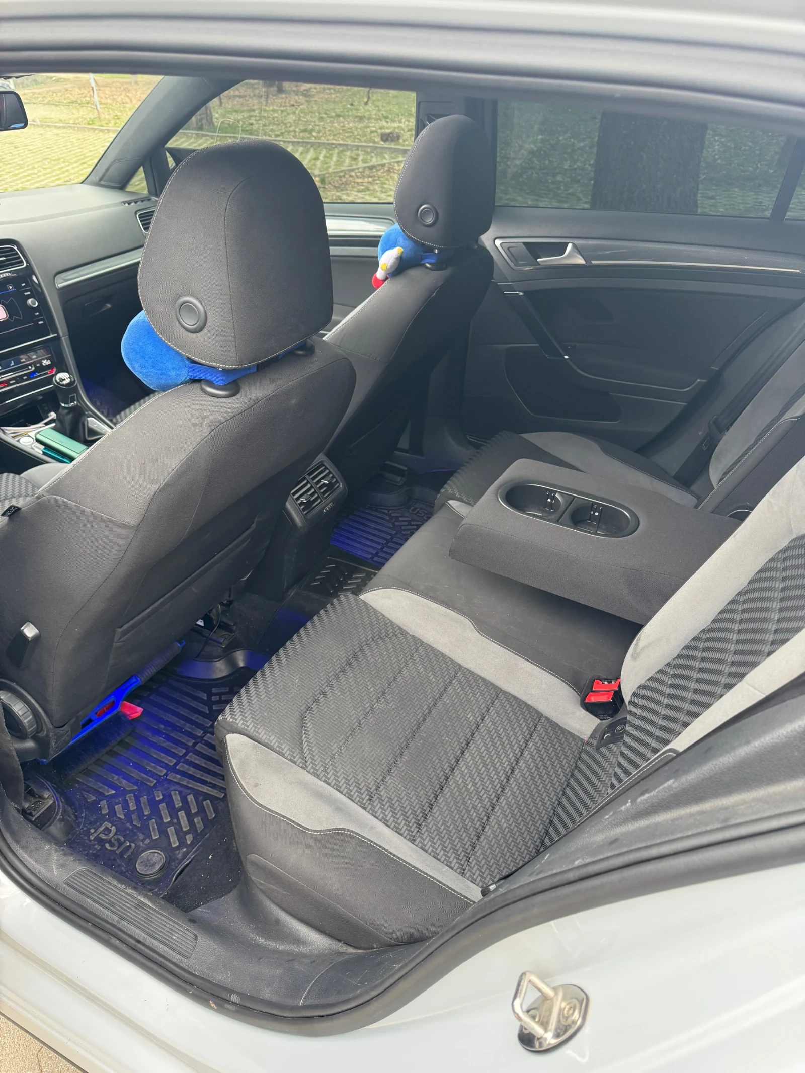 VW Golf 7.5 R-Line | Панорама | Keyless | LED | , снимка 8 - Автомобили и джипове - 53902328