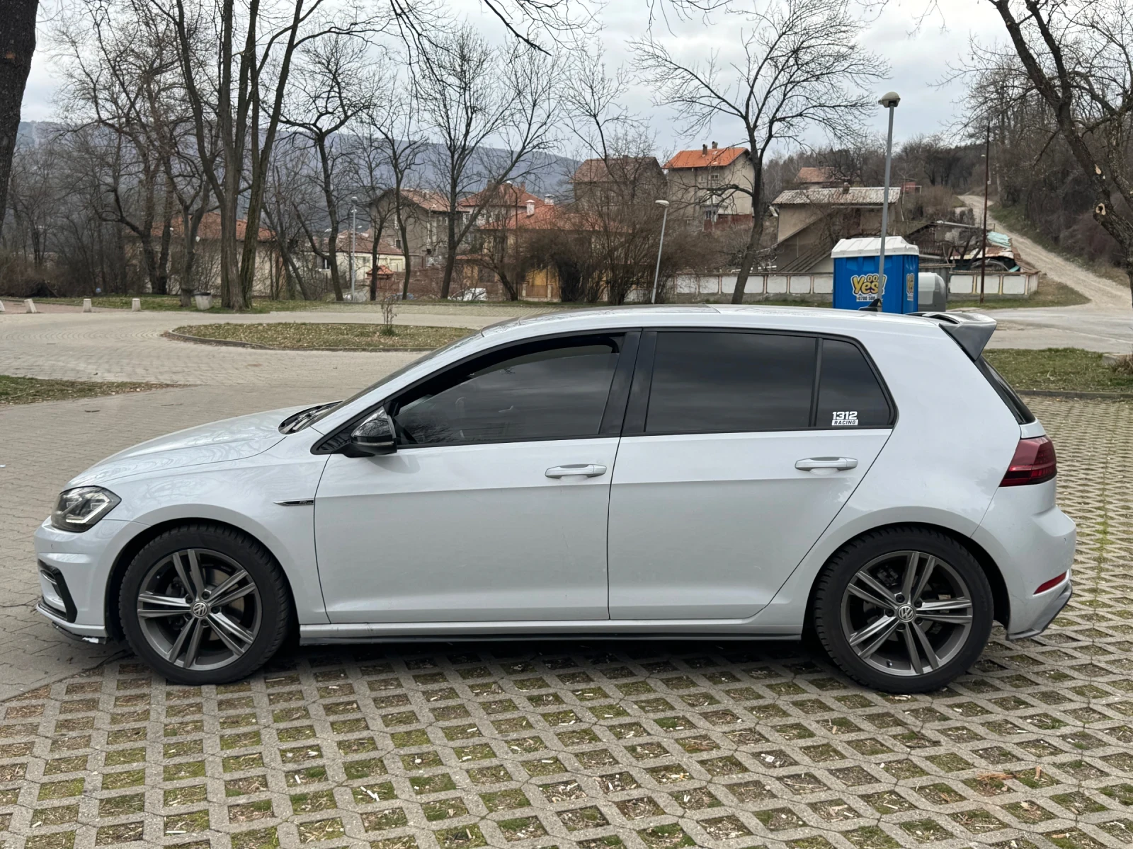 VW Golf 7.5 R-Line | Панорама | Keyless | LED | , снимка 3 - Автомобили и джипове - 53902328