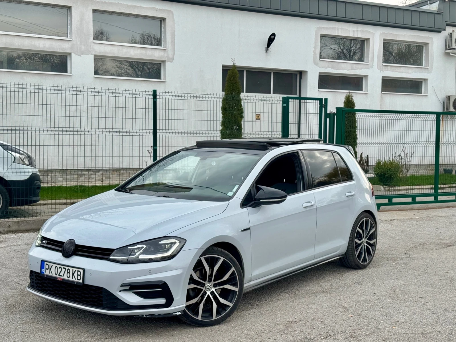 VW Golf 7.5 R-Line | Панорама | Keyless | LED | , снимка 2 - Автомобили и джипове - 53902328