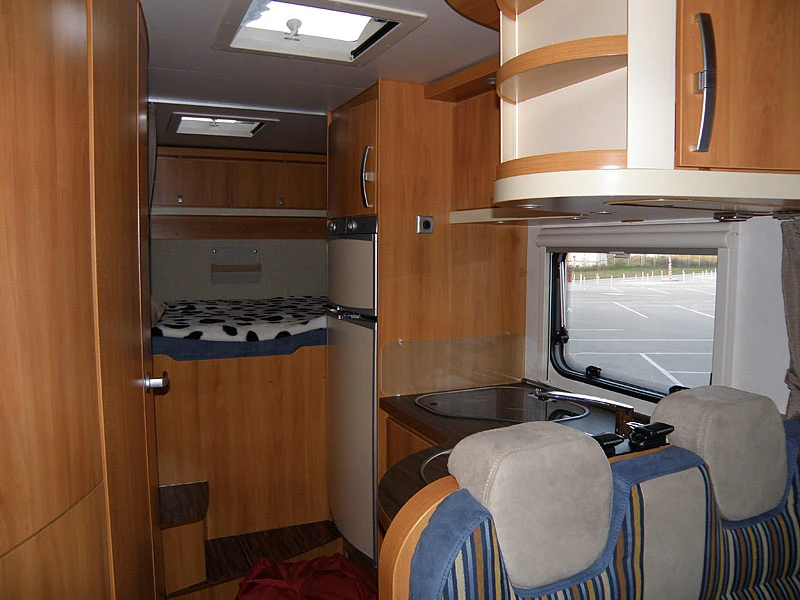 Кемпер HYMER / ERIBA C614, снимка 6 - Каравани и кемпери - 56346314