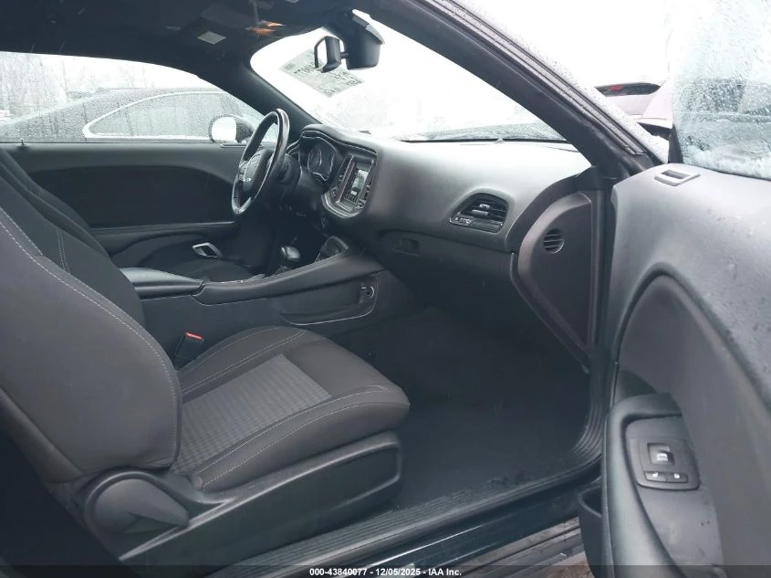 Dodge Challenger 3.6L V-6 DOHC, VVT, 303HP Rear Wheel Drive | Mobile.bg � ����������� 11