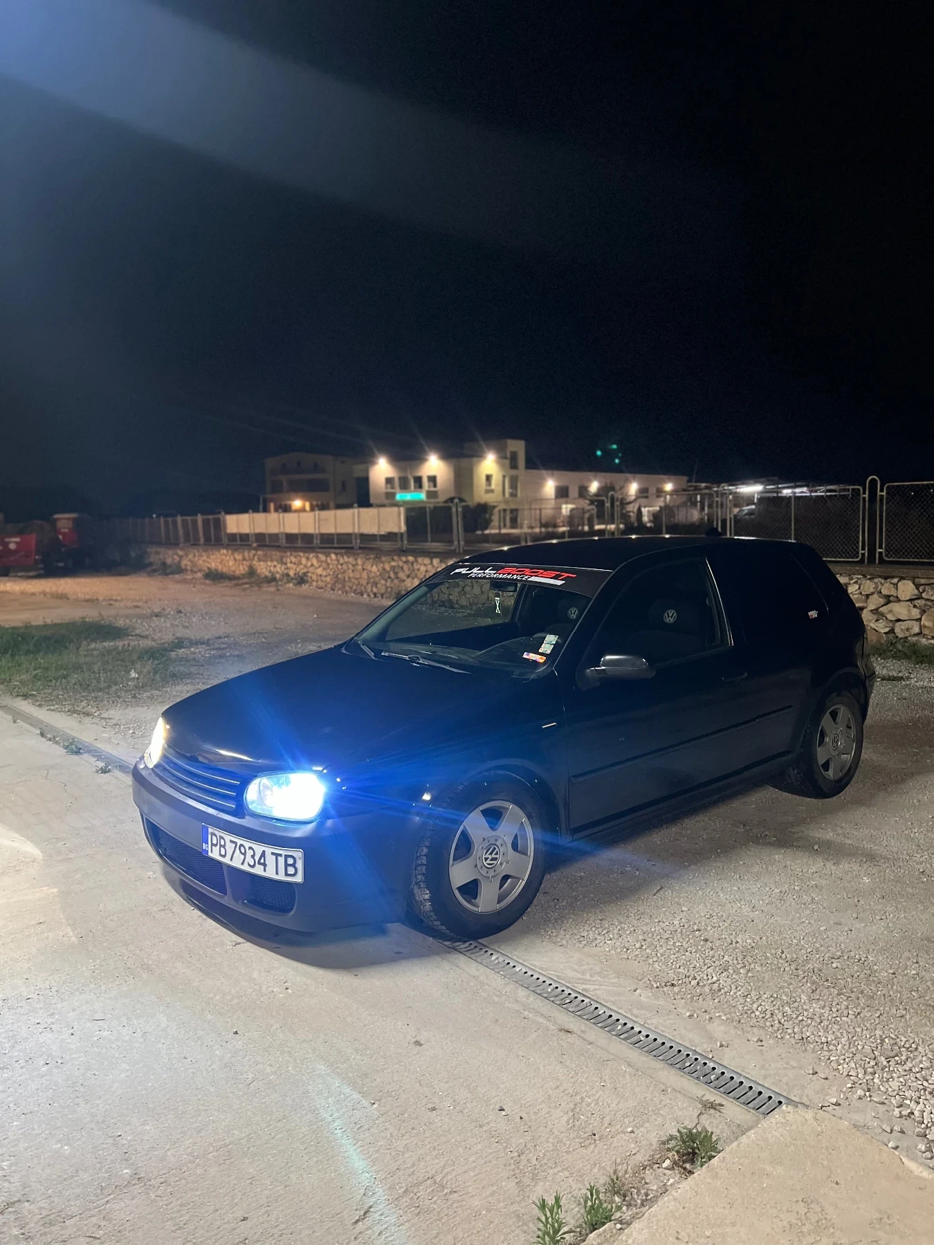 VW Golf Сменени фарове, броня и джанти за по добър вит , снимка 2 - Автомобили и джипове - 55805222