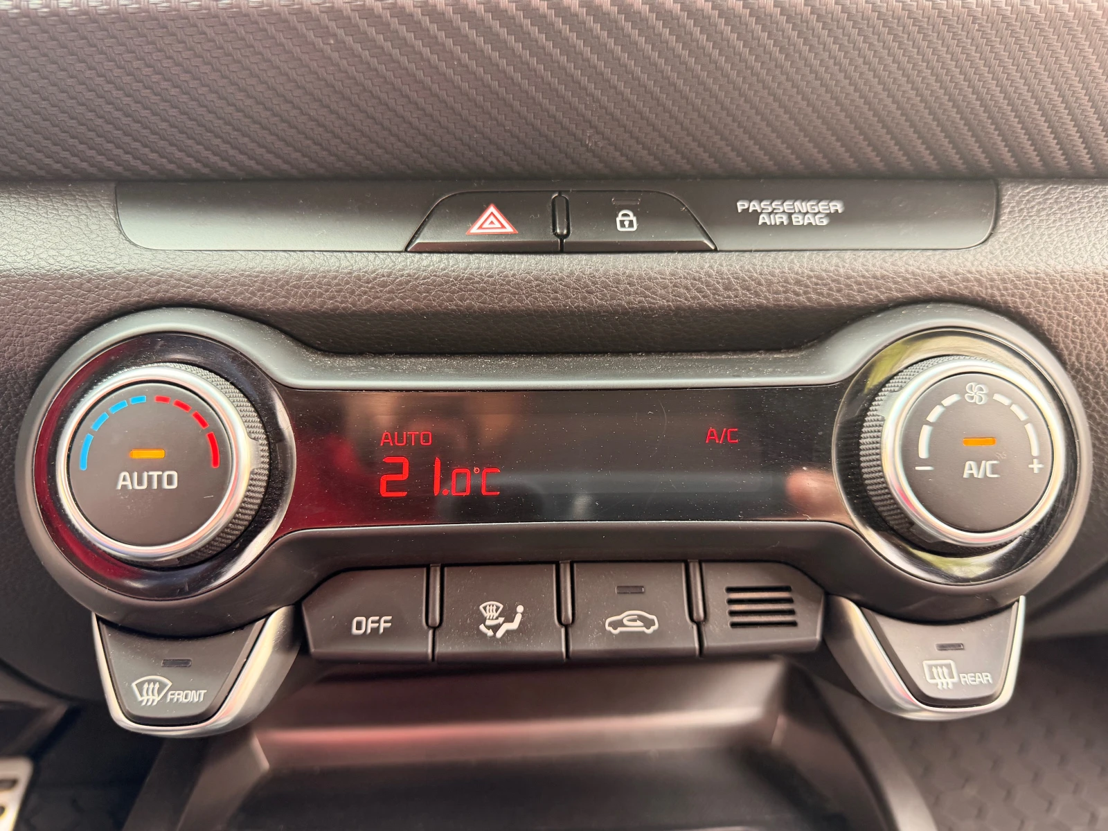 Kia Stonic, снимка 13 - Автомобили и джипове - 54398552