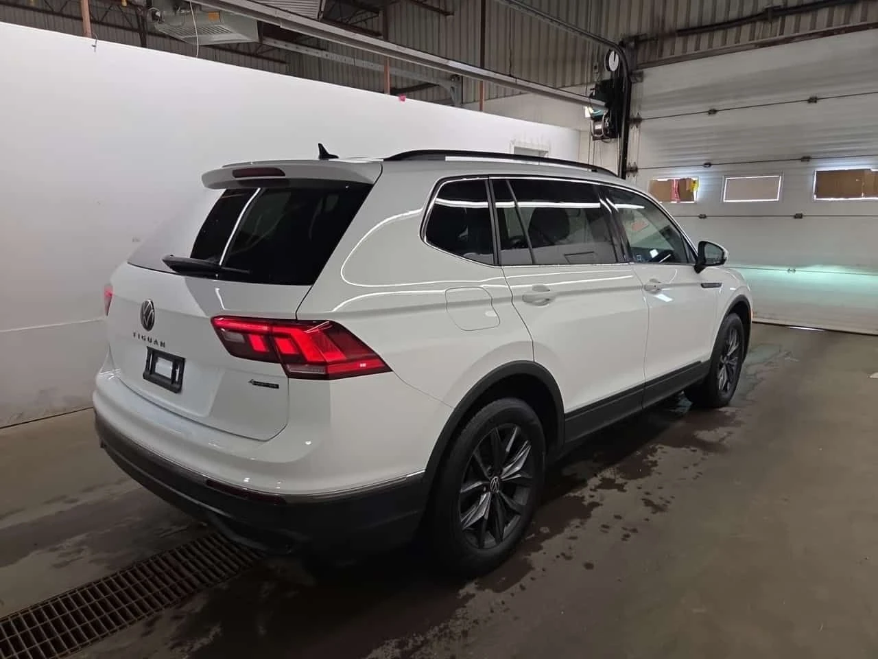 VW Tiguan PANO| ПОДГРЕВИ| ПАМЕТ| LANE ASSIST| 2 КЛЮЧА| , снимка 4 - Автомобили и джипове - 55324826