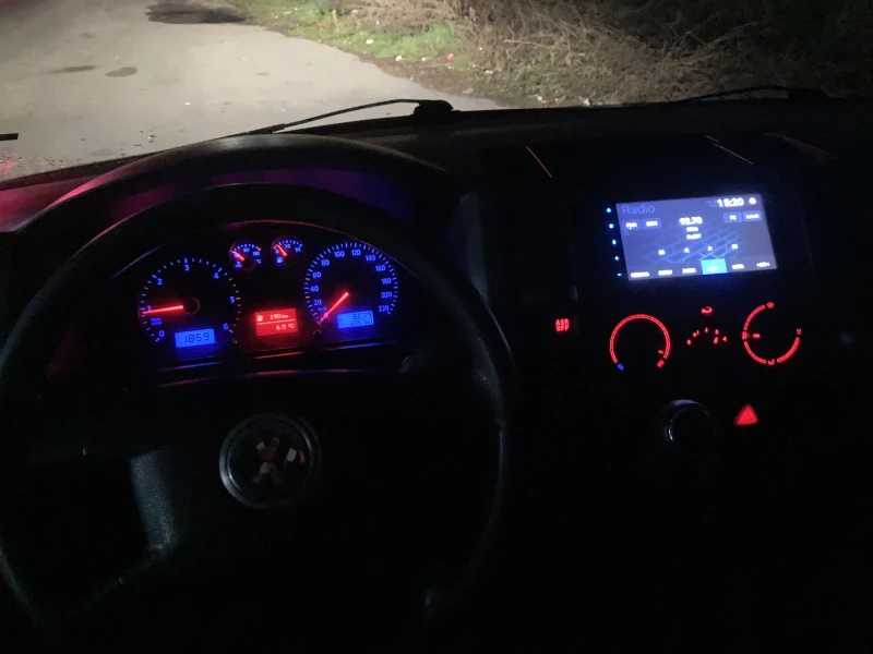 VW T5 1.9 TDI, снимка 11 - Бусове и автобуси - 52631155