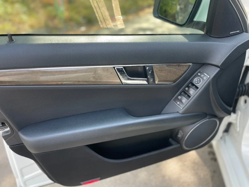 Mercedes-Benz C 320, снимка 12 - Автомобили и джипове - 52736582
