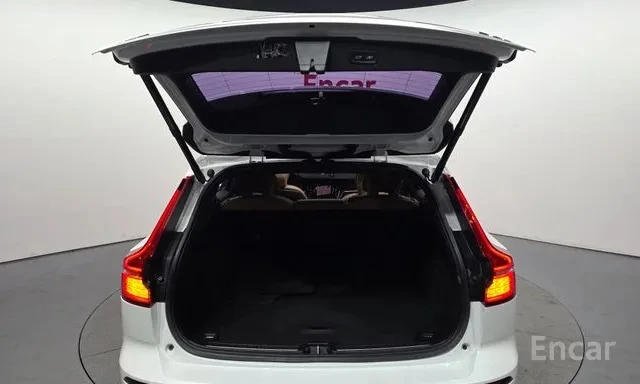 Volvo V60 * DISTRONIC * 360 КАМЕРА * BOWERS&WILKINS * , снимка 17 - Автомобили и джипове - 55395130