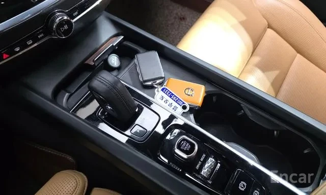 Volvo V60 * DISTRONIC * 360 КАМЕРА * BOWERS&WILKINS * , снимка 14 - Автомобили и джипове - 55395130