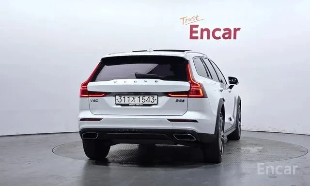 Volvo V60 * DISTRONIC * 360 КАМЕРА * BOWERS&WILKINS * , снимка 4 - Автомобили и джипове - 55395130