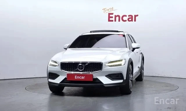 Volvo V60 * DISTRONIC * 360 КАМЕРА * BOWERS&WILKINS * , снимка 3 - Автомобили и джипове - 55395130