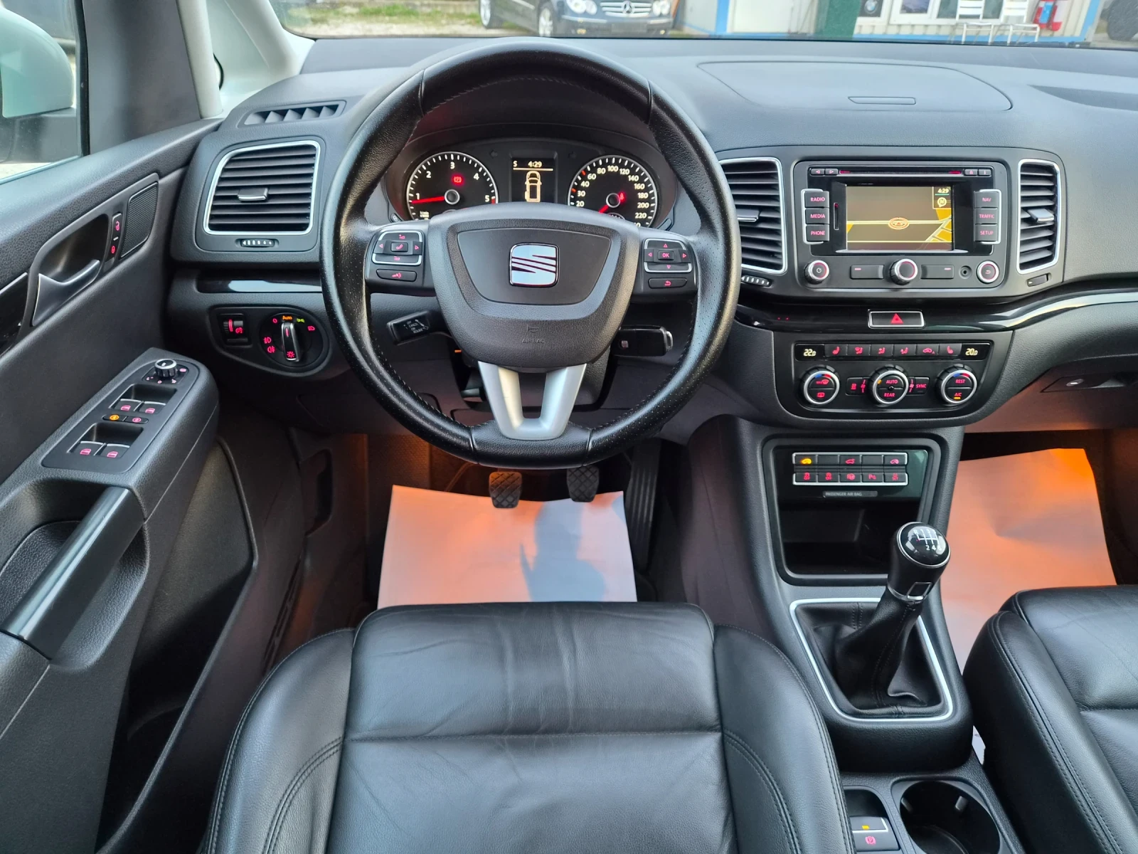 Seat Alhambra 2.0Tdi/4x4/7м./ел.врати/ксенон/нави/панорама/кожа/, снимка 11 - Автомобили и джипове - 53968987