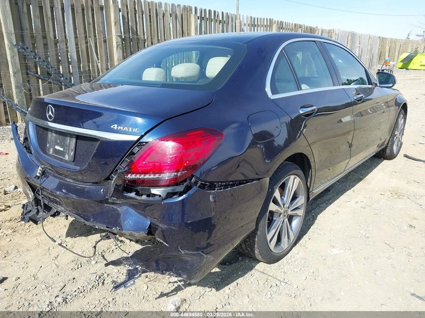 Mercedes-Benz C 300 2.0l 4Matic, снимка 4 - Автомобили и джипове - 54153919