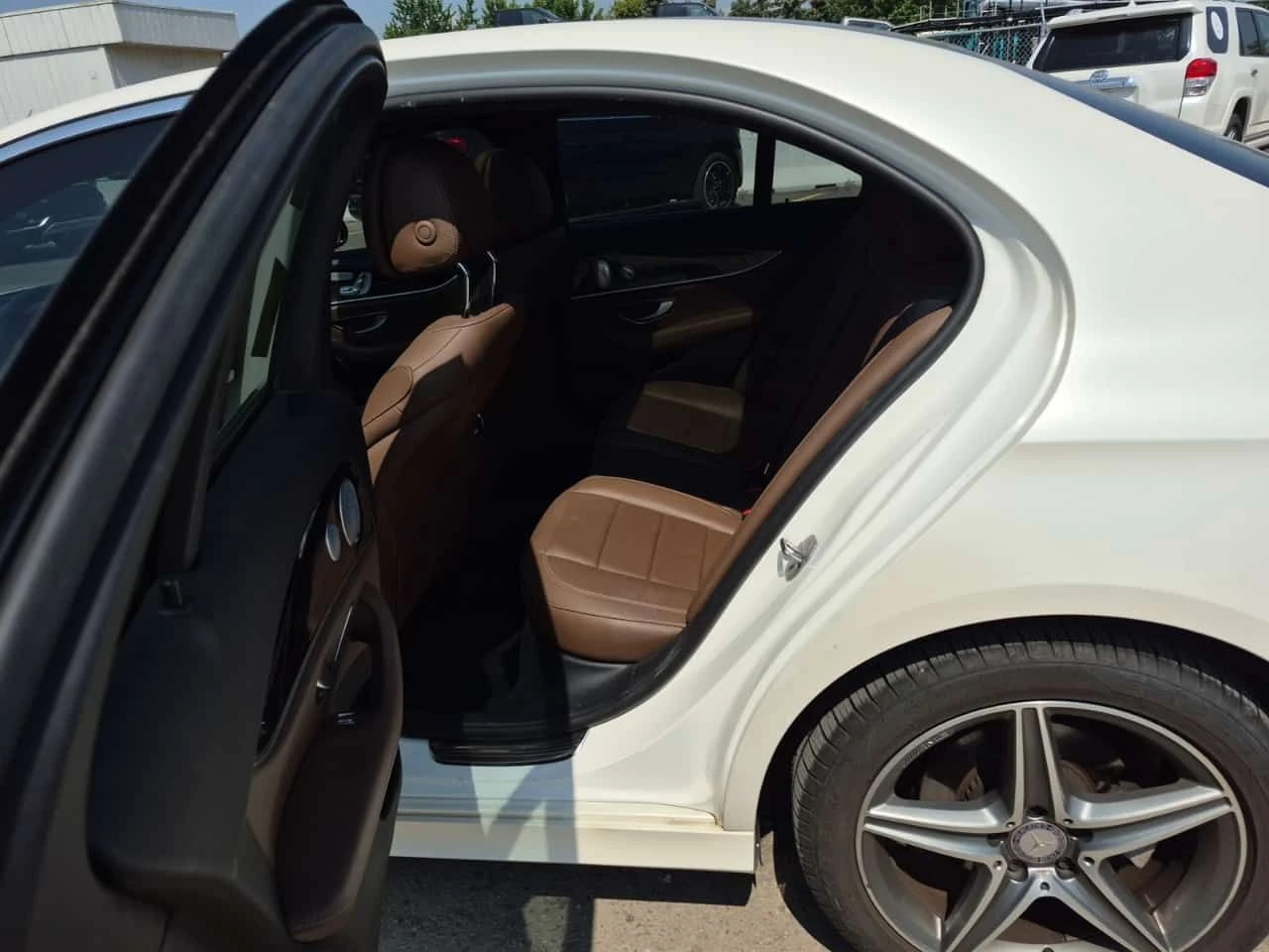 Mercedes-Benz E 300 AMG Line * 4matic * CARFAX * 77k km! * , снимка 9 - Автомобили и джипове - 55128067