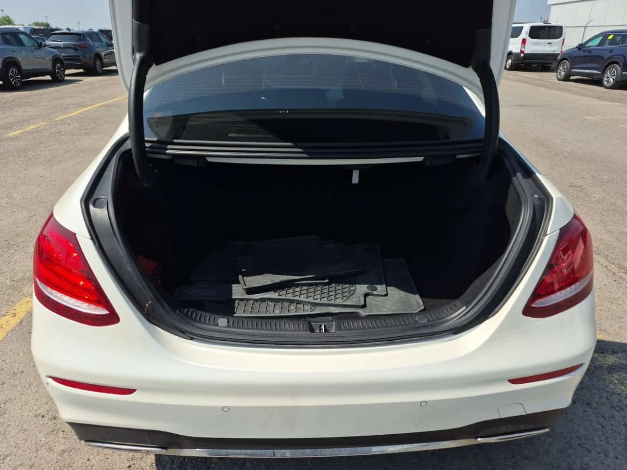 Mercedes-Benz E 300 AMG Line * 4matic * CARFAX * 77k km! * , снимка 13 - Автомобили и джипове - 55128067